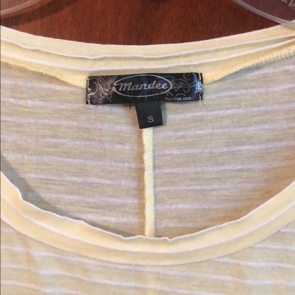 KNIT YELLOW T-SHIRT- ADORB WITH JEAN SHORTS 👖 - Picture 3 of 4